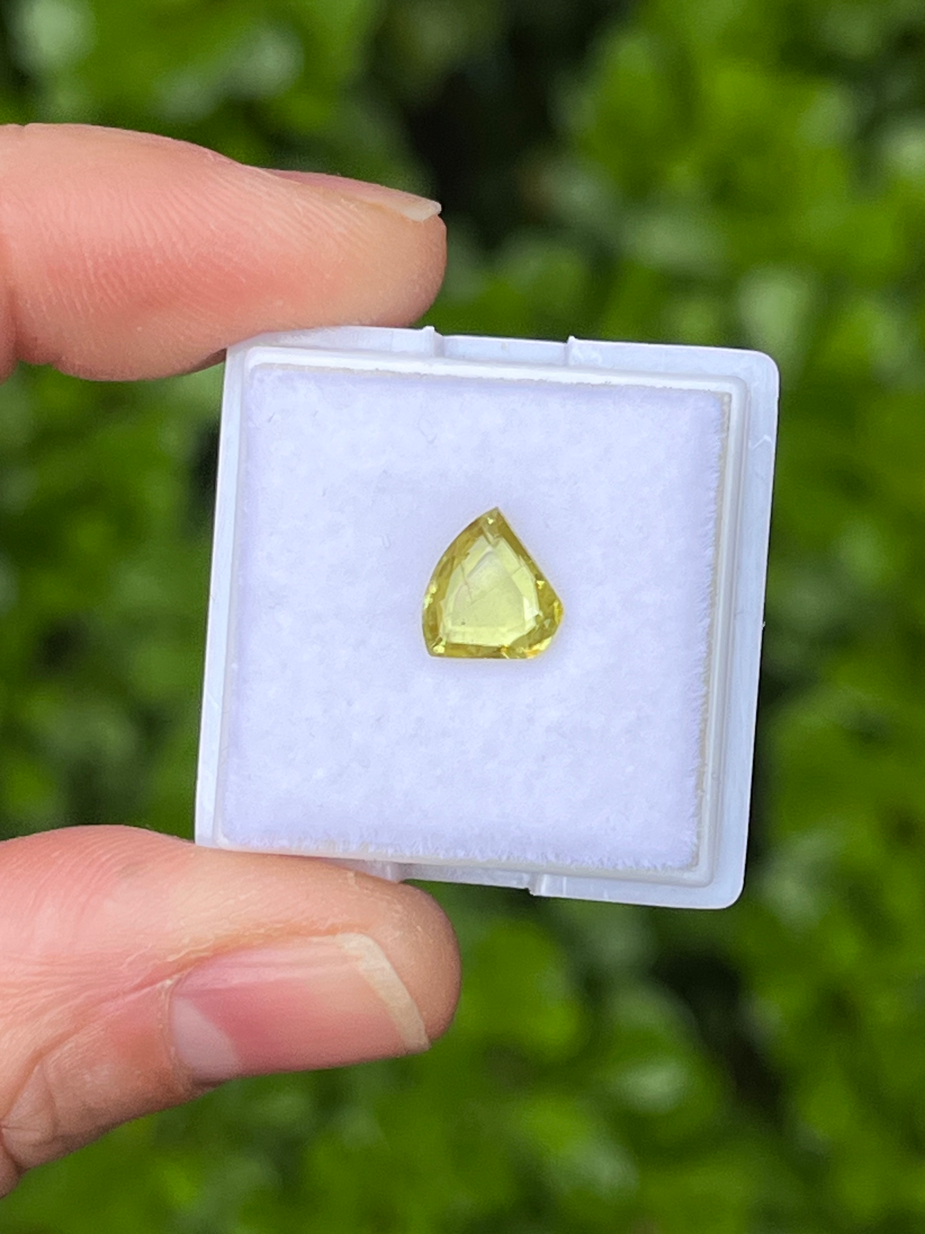 Esfena. Medida: 8.2x7x2.7mm corte fancy. Rusia