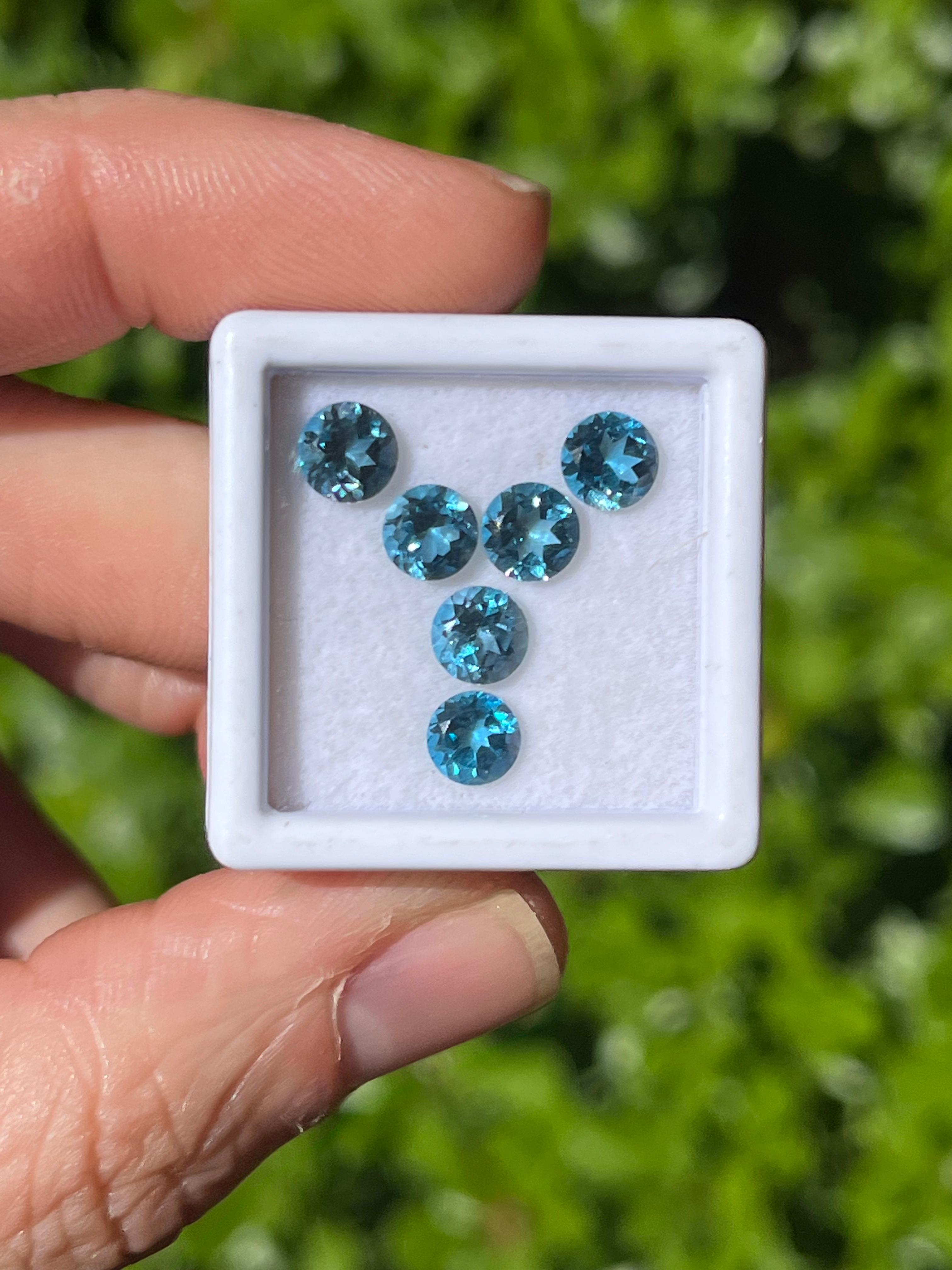 Topacio London Blue. 5mm. De diámetro. Corte redondo. Origen: Brasil 