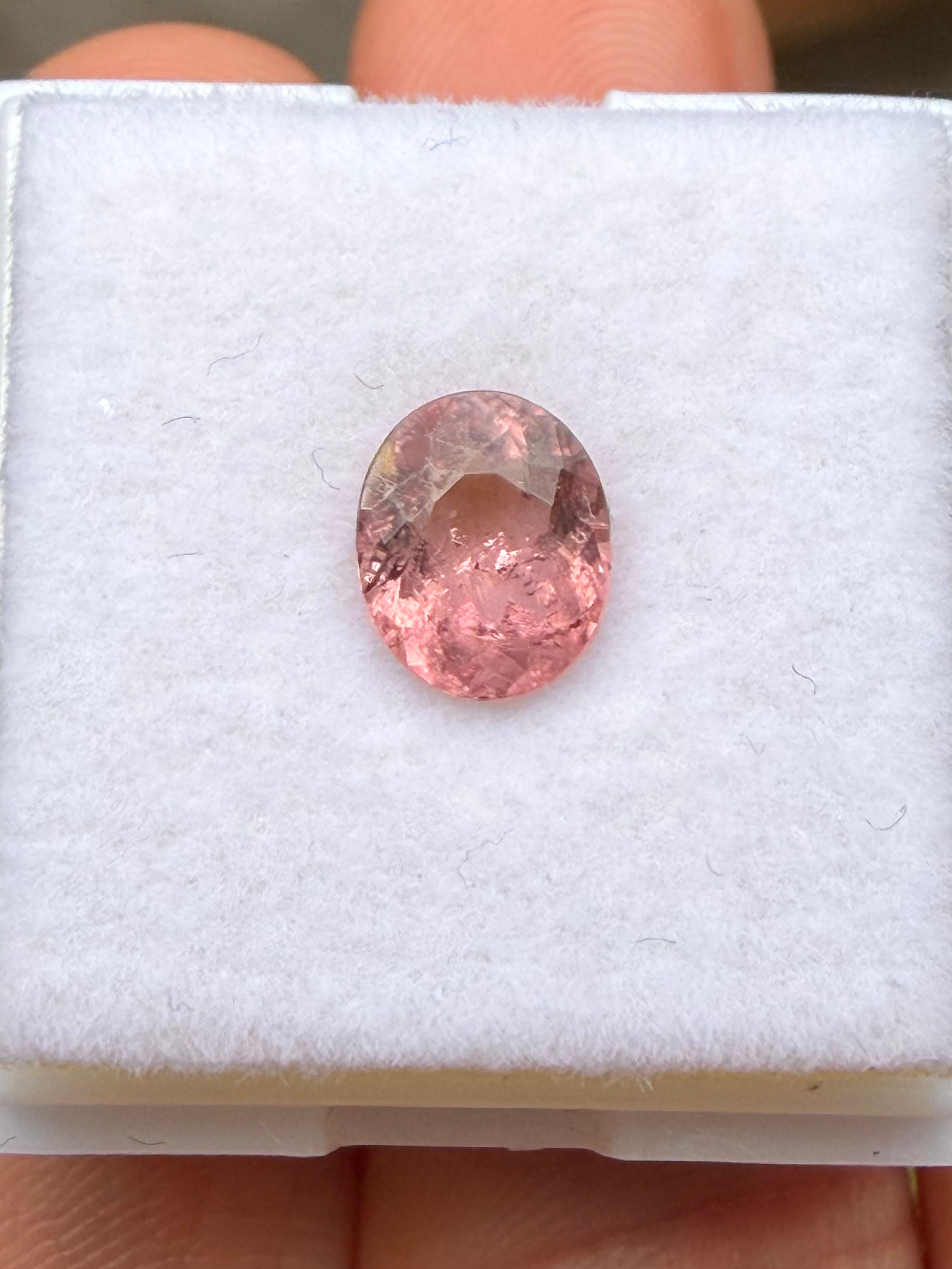 Turmalina Salmón Pink, 1,10ct. 7,4*6*3,6mm. Ovalada. Mozambique