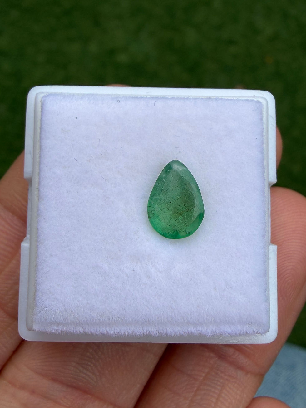 Miniatura: Esmeralda 0.90ct. Medida: 8x5.6x2.8mm. Corte gota facetado.  Zambia.