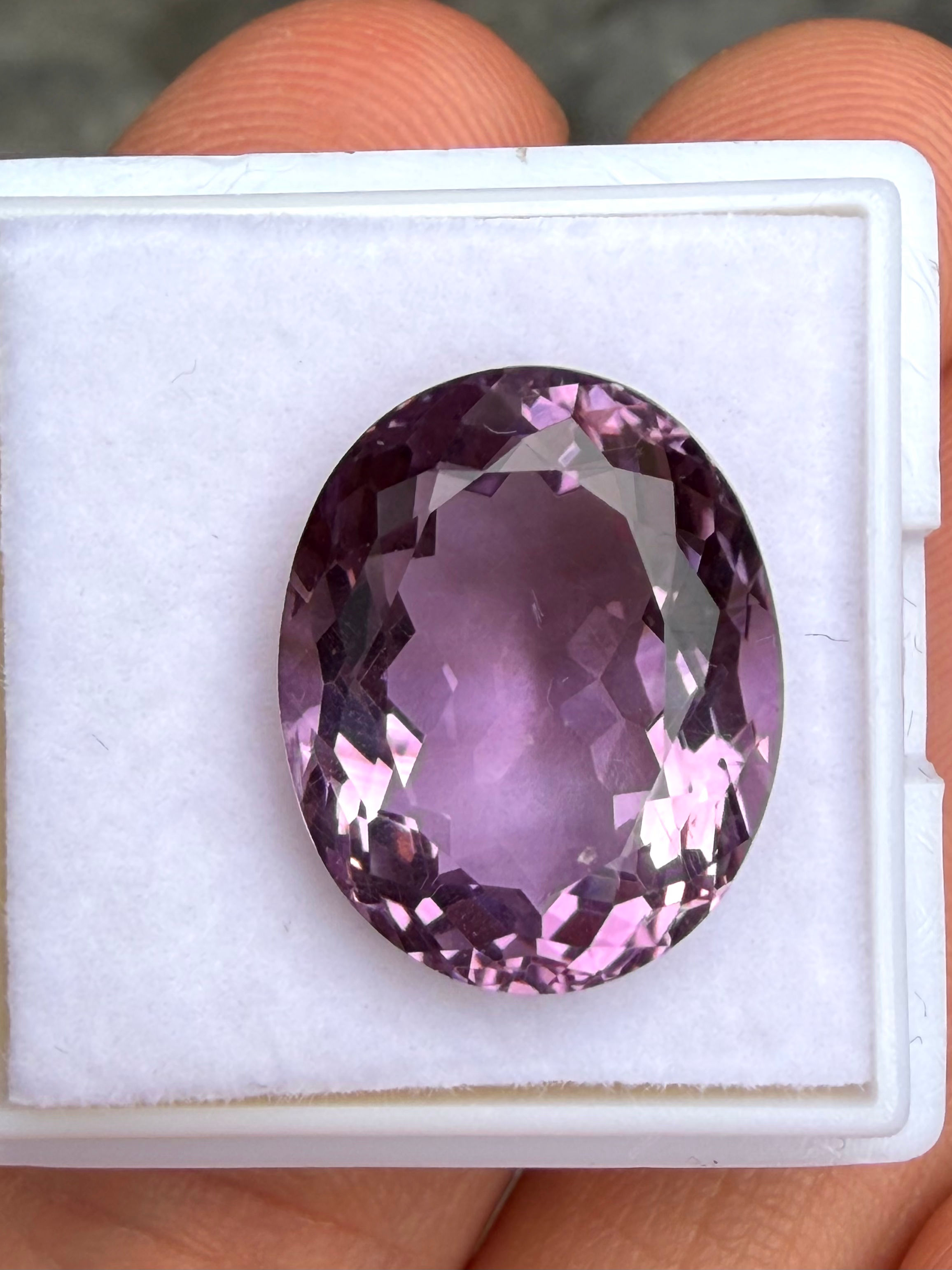 Amatista 11.88ct. 17x12.4x9.5mm corte ovalado facetado 