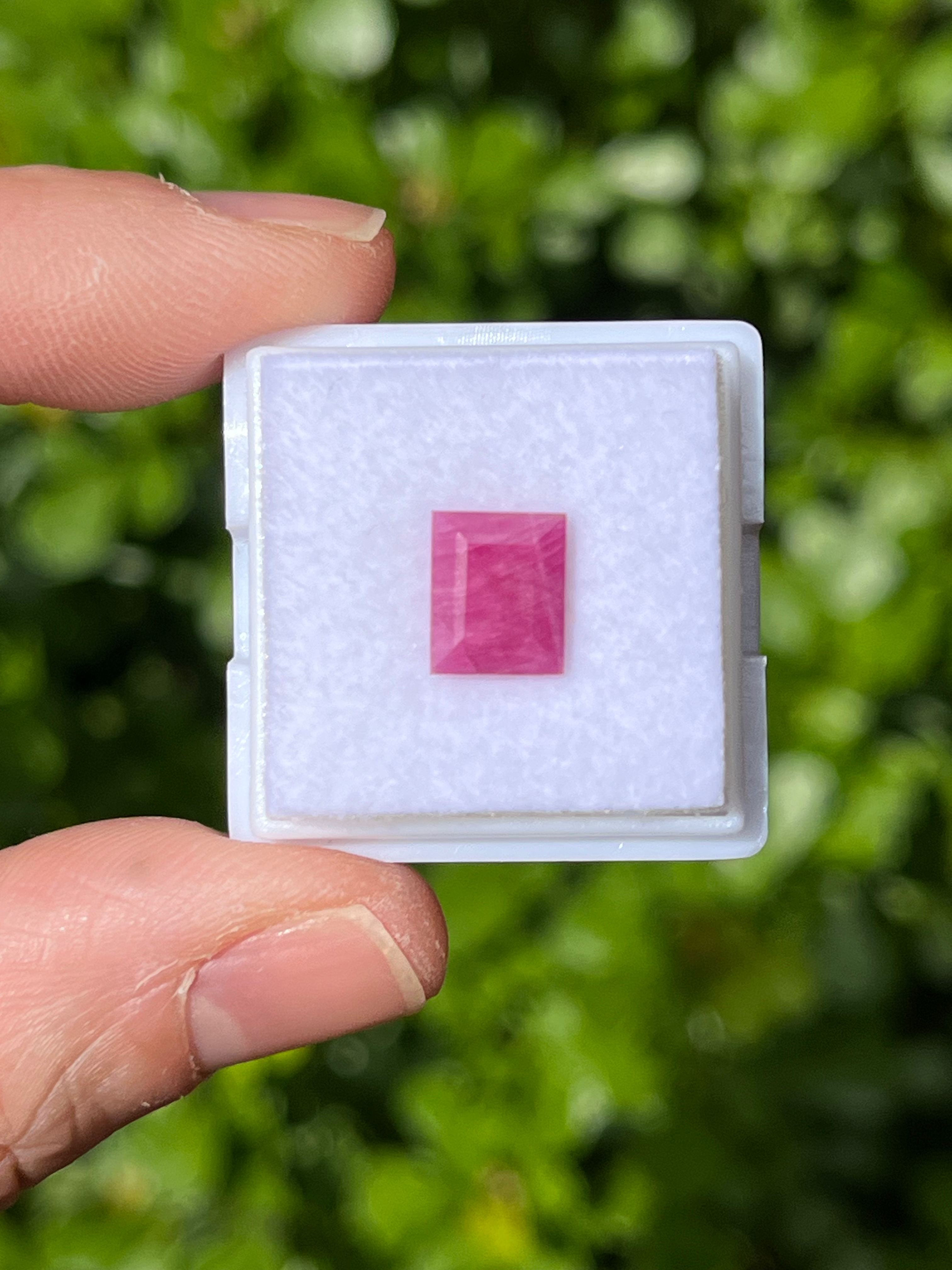 Rubi. 2,95ct. Medida: 8.5x7x4.4mm. Corte Baguette. Tanzania.