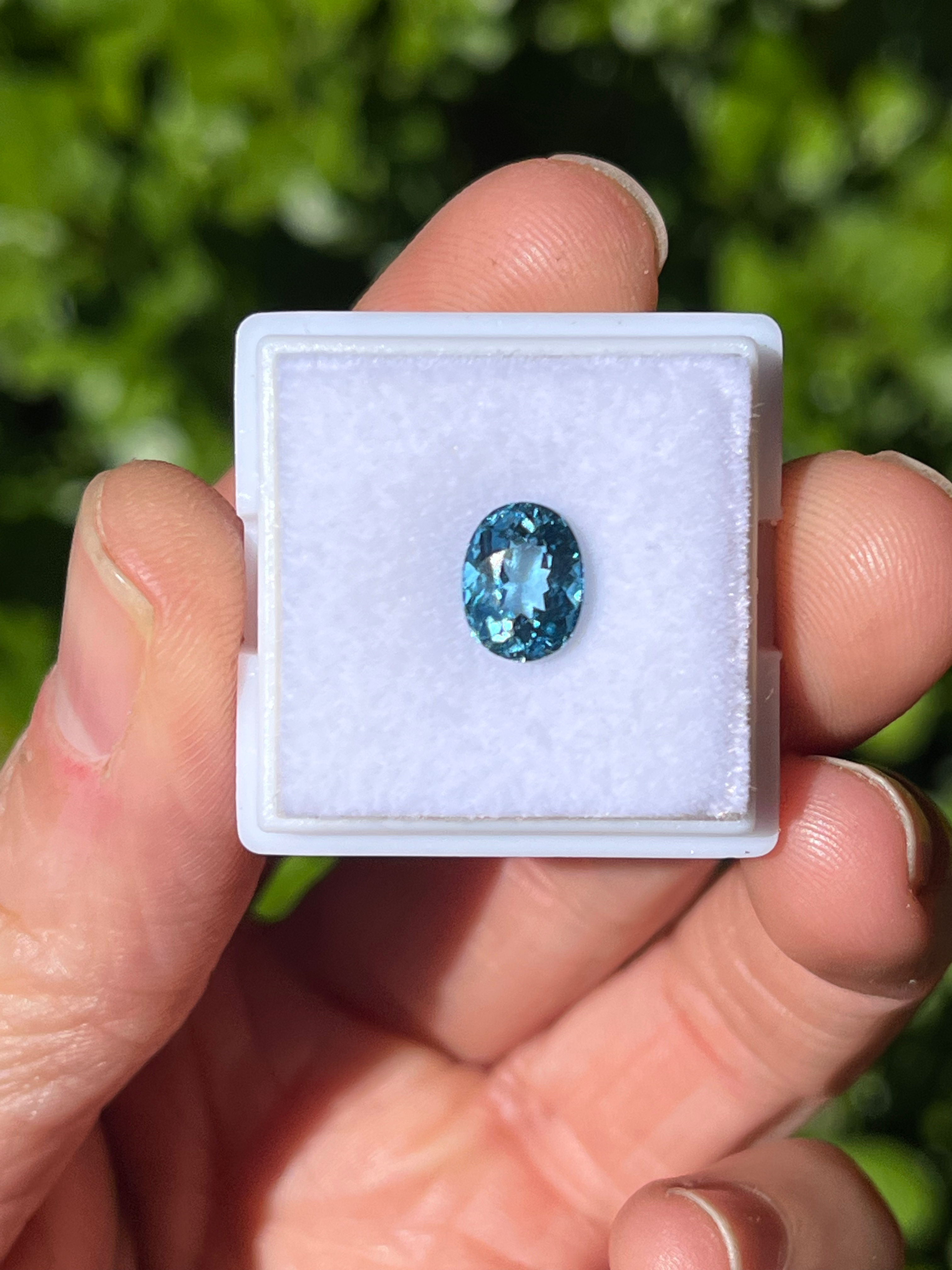 Topacio London Blue. 2.04ct. Medida: 8x6.2x5mm. Corte ovalado. Origen: Brasil