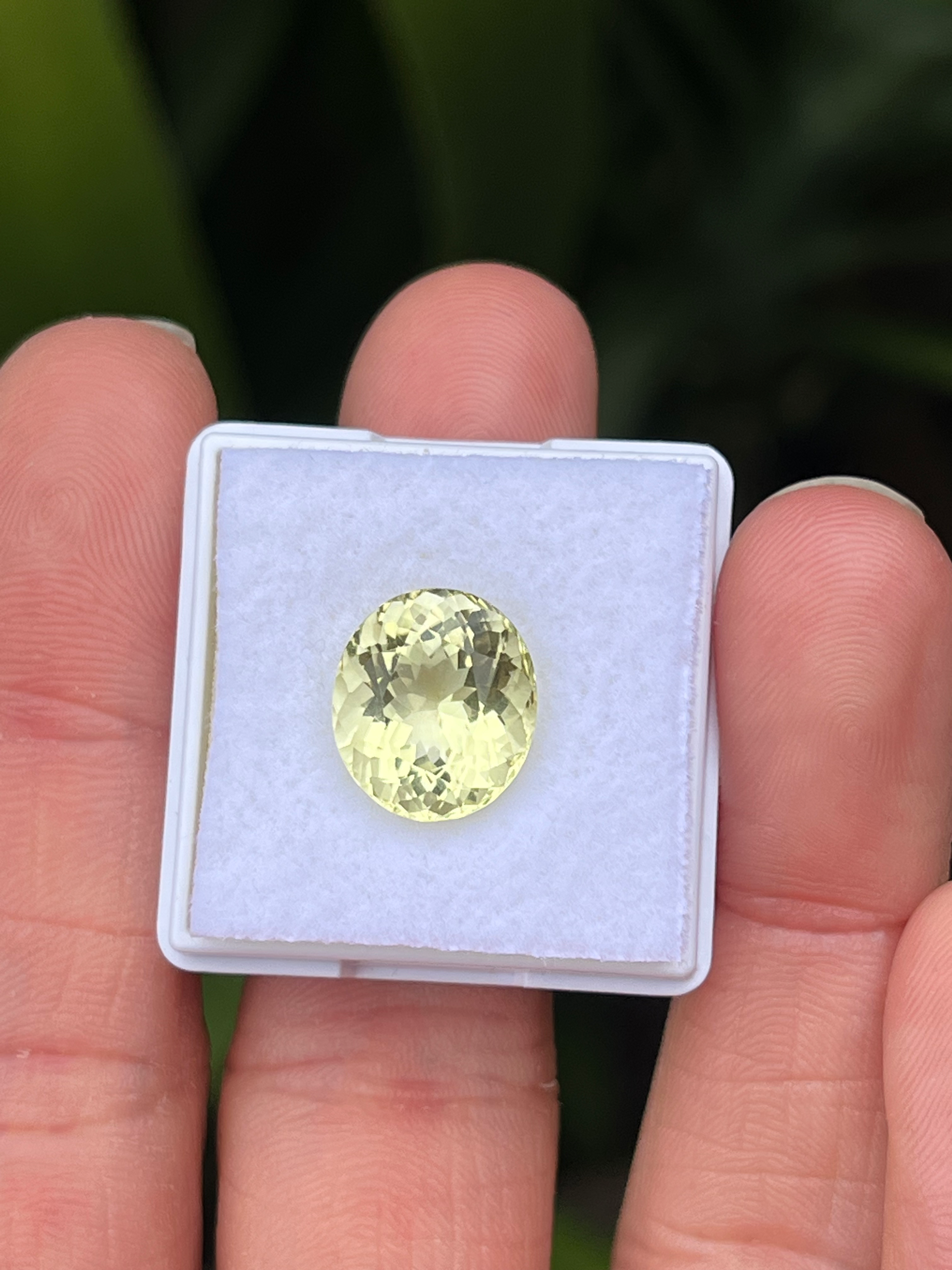 Cuarzo limon, 5.0ct. Corte ovalado. Medida: 12x10.5x7.6mm