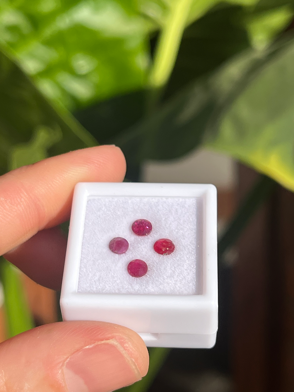 Miniatura: Rubí sin tratamiento. 3.9mm de diámetro. Corte redondo. Tanzania
