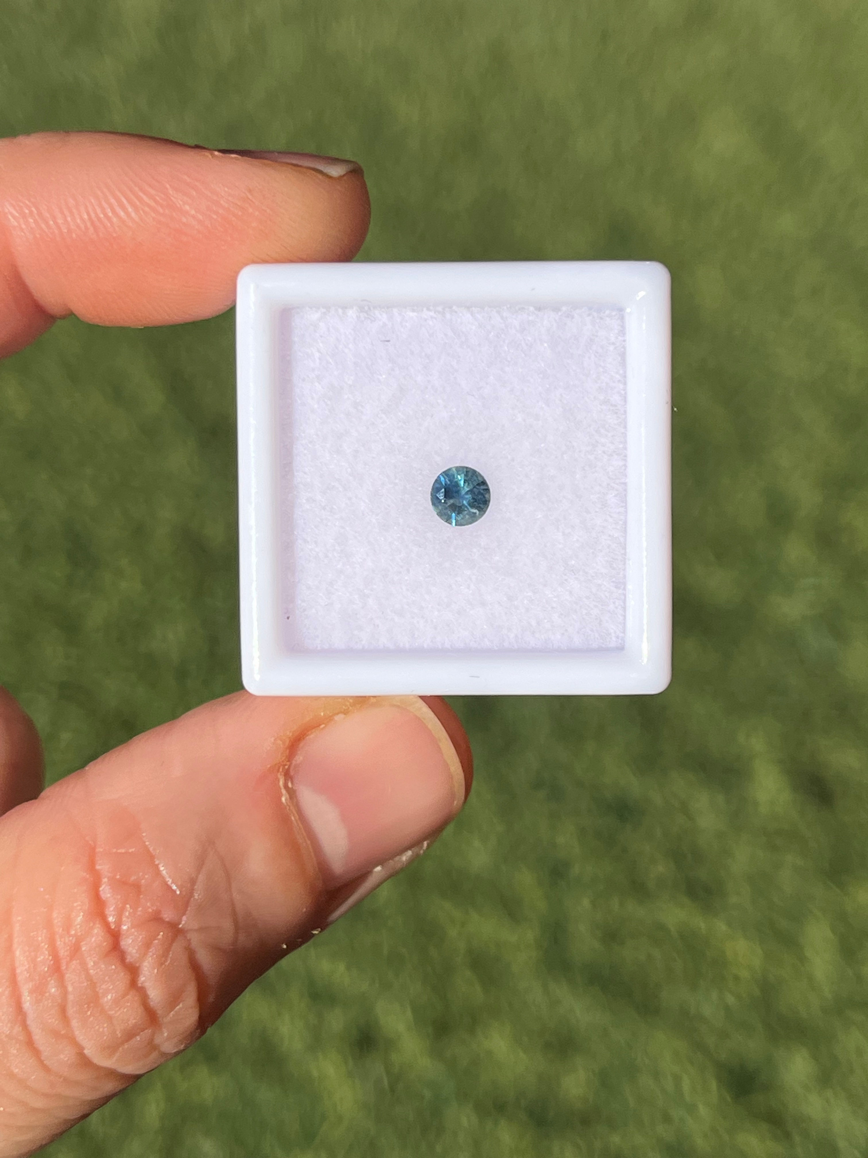 Zafiro Australiano 0.25ct. 4.0mm diámetro. Corte brillante 
