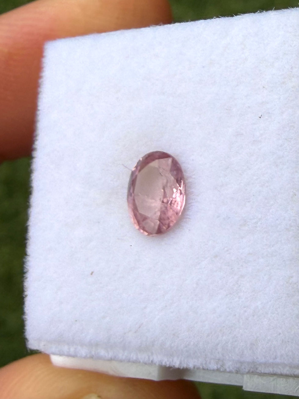 Miniatura: Zafiro Peach Pink 0.65ct. 5.9x4.7x2.5mm. Ovalado. Madagascar