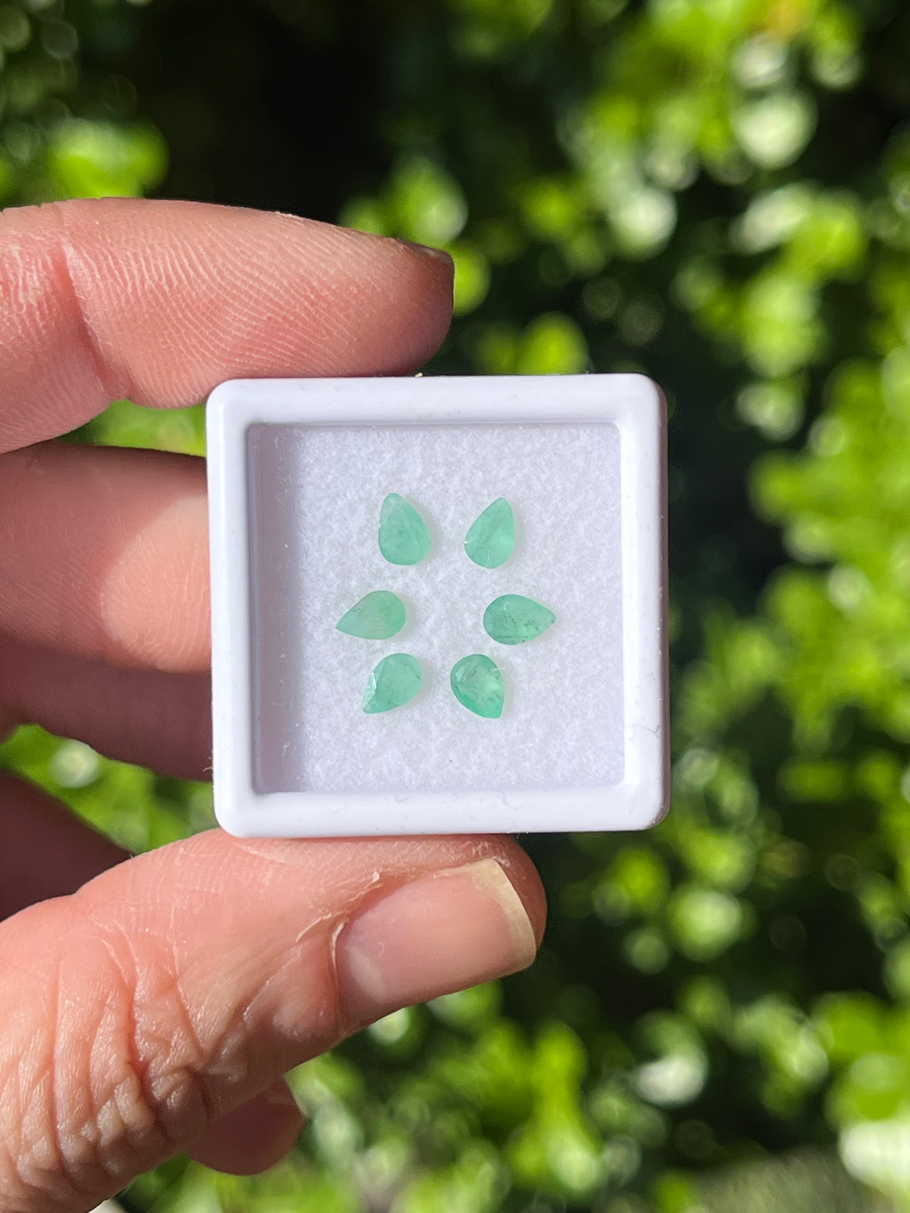 Esmeralda natural 5x3mm origen: Brasil. corte gota, facetada. 