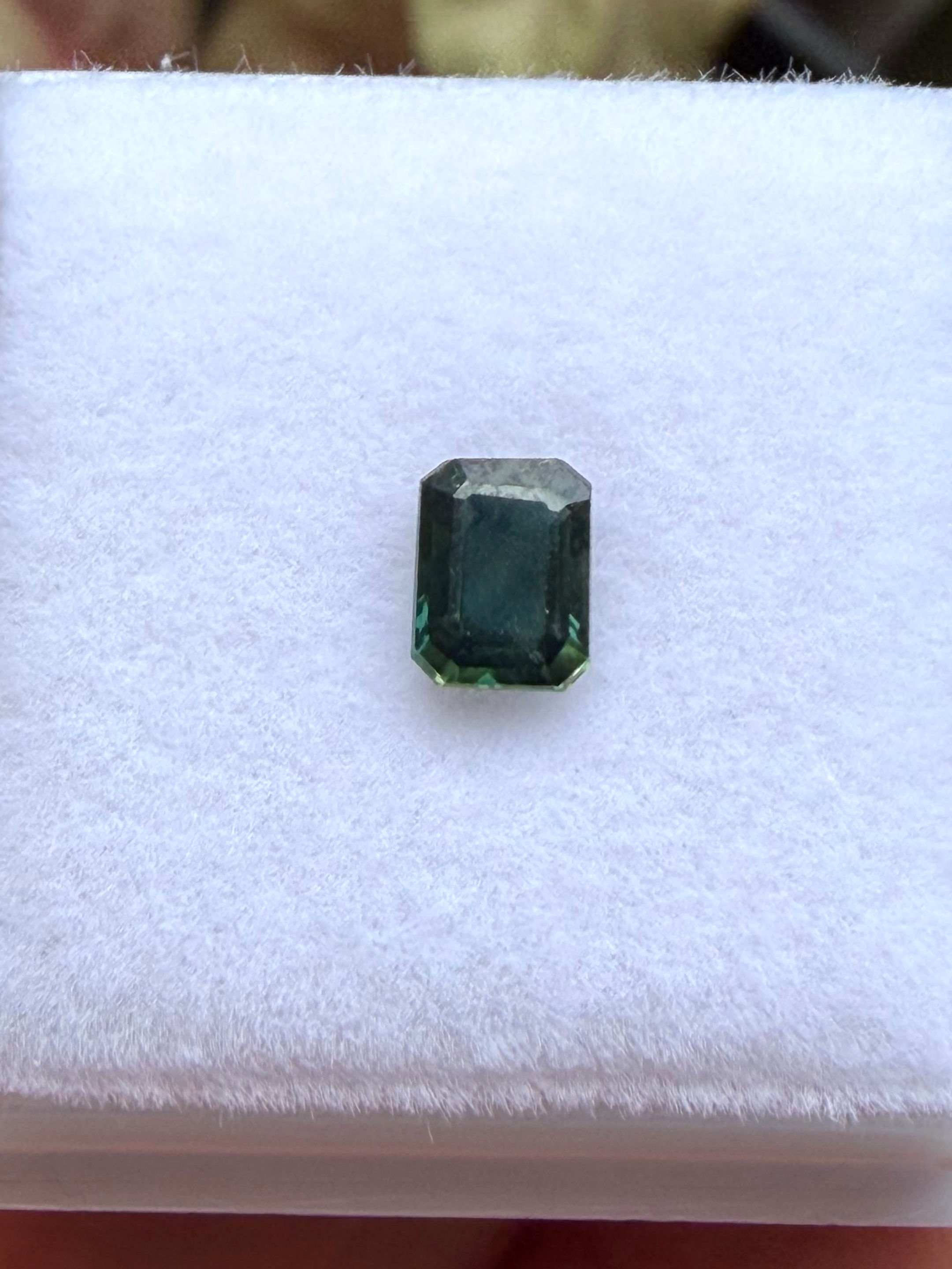 Zafiro Australiano 0.59ct. 5.2x3.9x2.4mm. Corte Esmeralda. Australia 