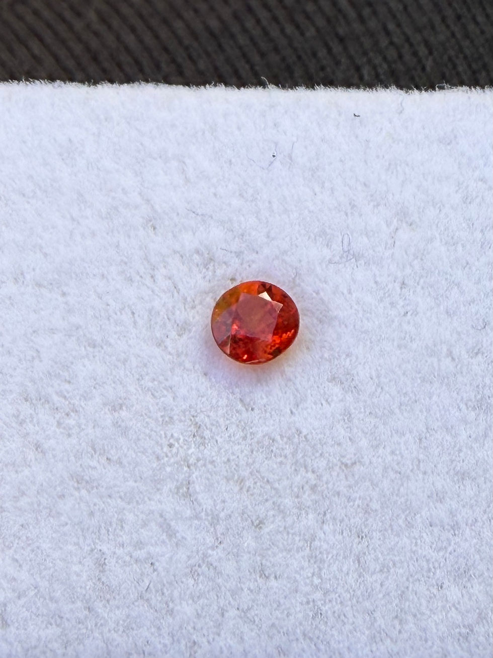 Miniatura: Zafiro Reddish Orange 0.30ct. 3.6mm. Diámetro. Corte brillante. Madagascar