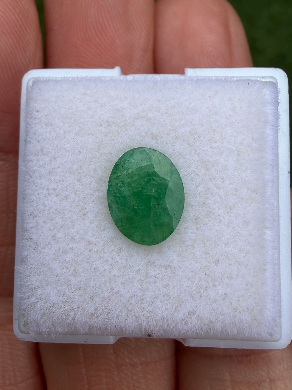 Miniatura: Esmeralda 1.75ct. 9.0x7.0x mm. Corte ovalado, facetado. Zambia 