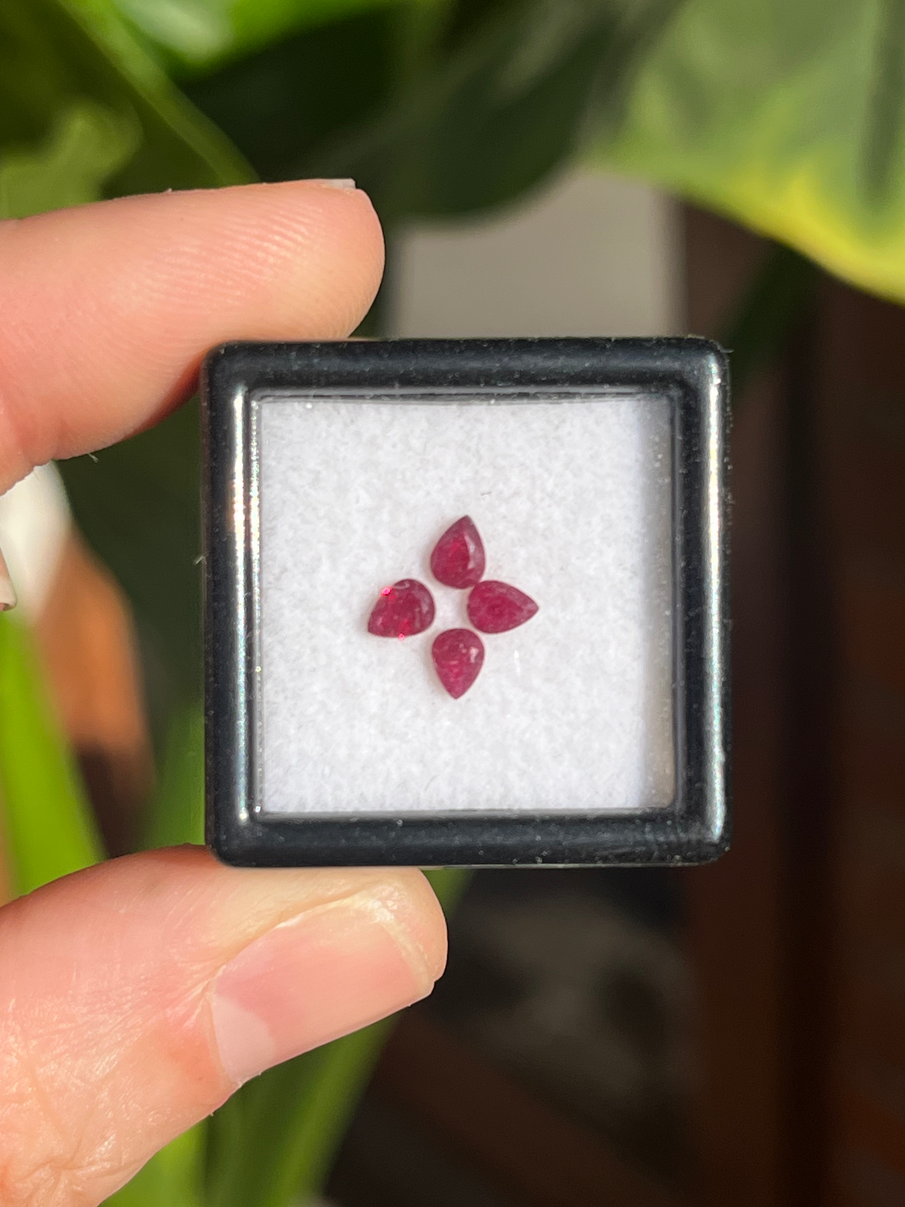 Rubí Medída: 4x3mm. Corte gota. Myanmar 