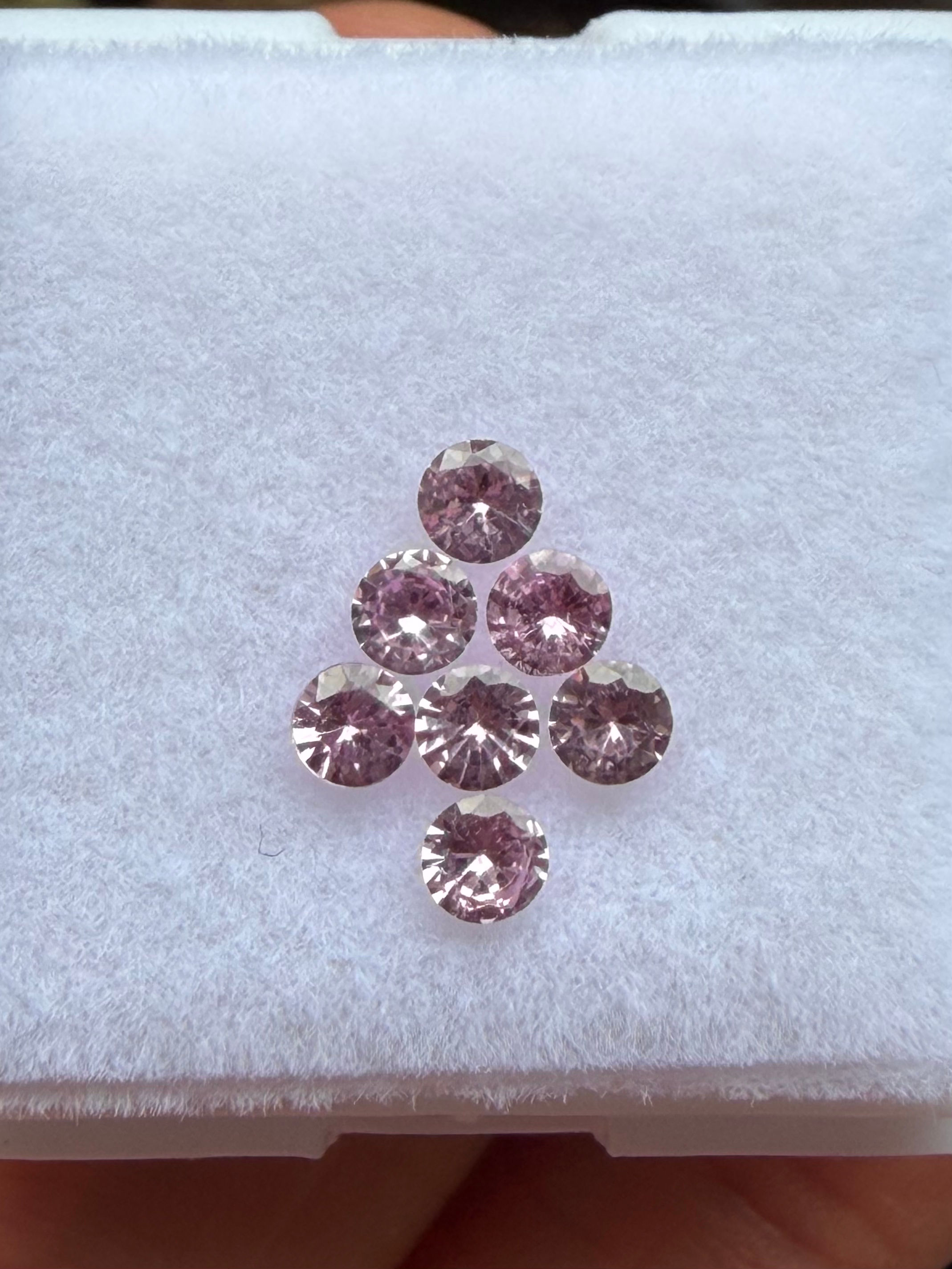 Zafiro Pink 2.8mm diámetro. Corte brillante. Madagascar 