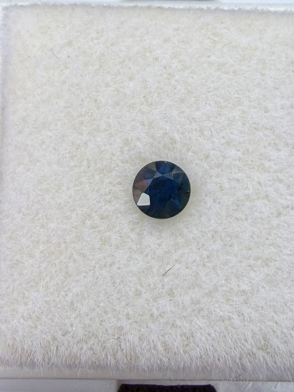 Miniatura: Zafiro azul 0.27ct. 3.7mm diámetro. Corte brillante. Madagascar 