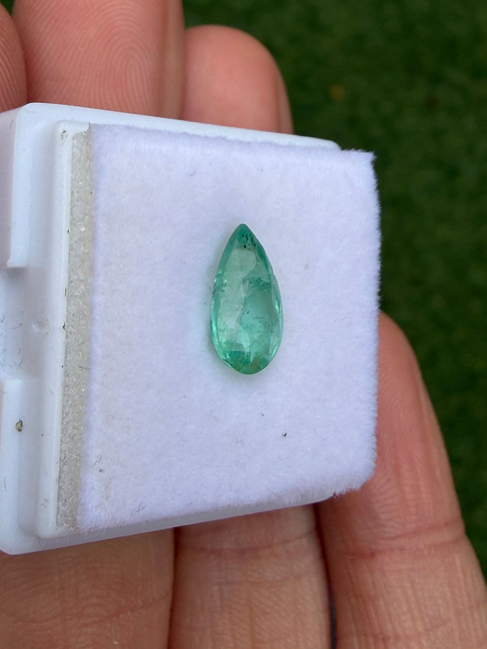 Miniatura: Esmeralda colombiana 1.27ct. 9.9x6.1x3.5mm. Corte gota. 
