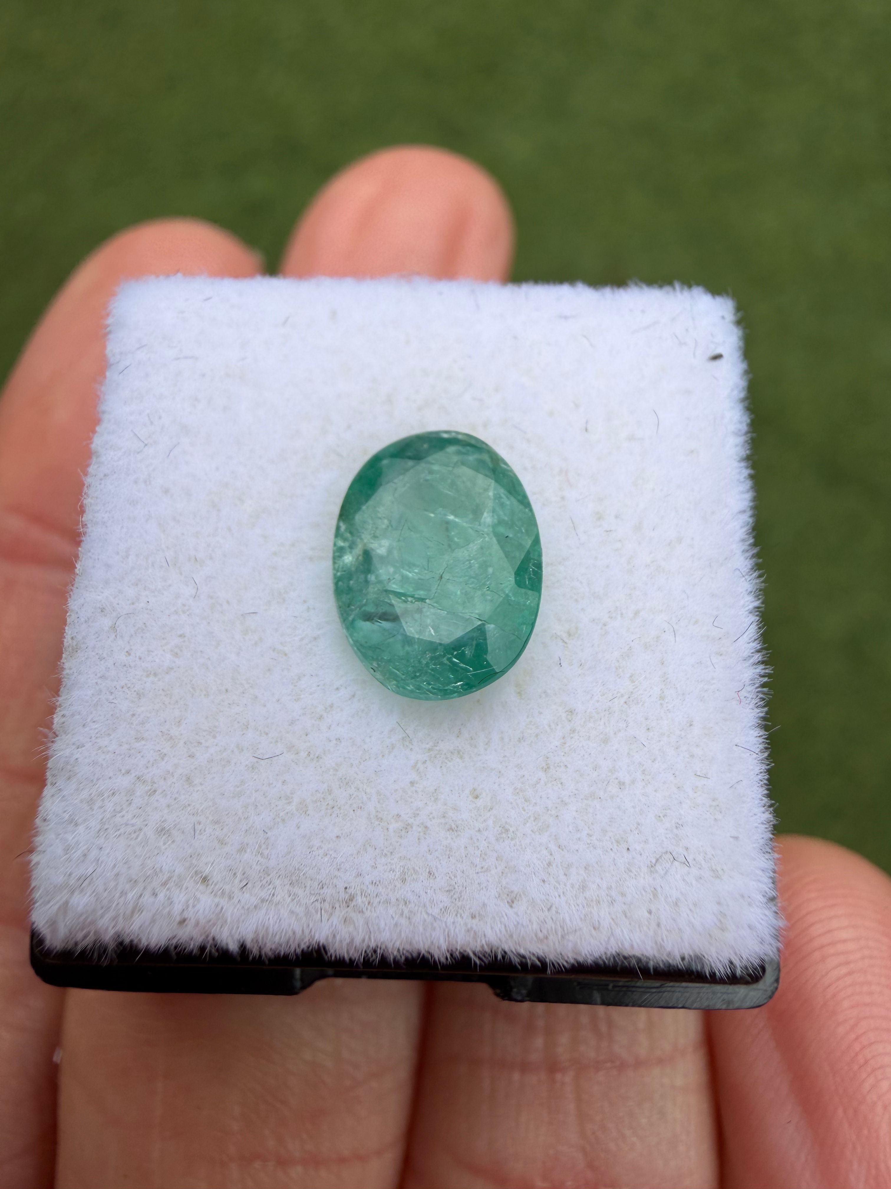 Esmeralda colombiana 1.84ct. 9.6x7.1x4.0mm. Ovalada. Colombia