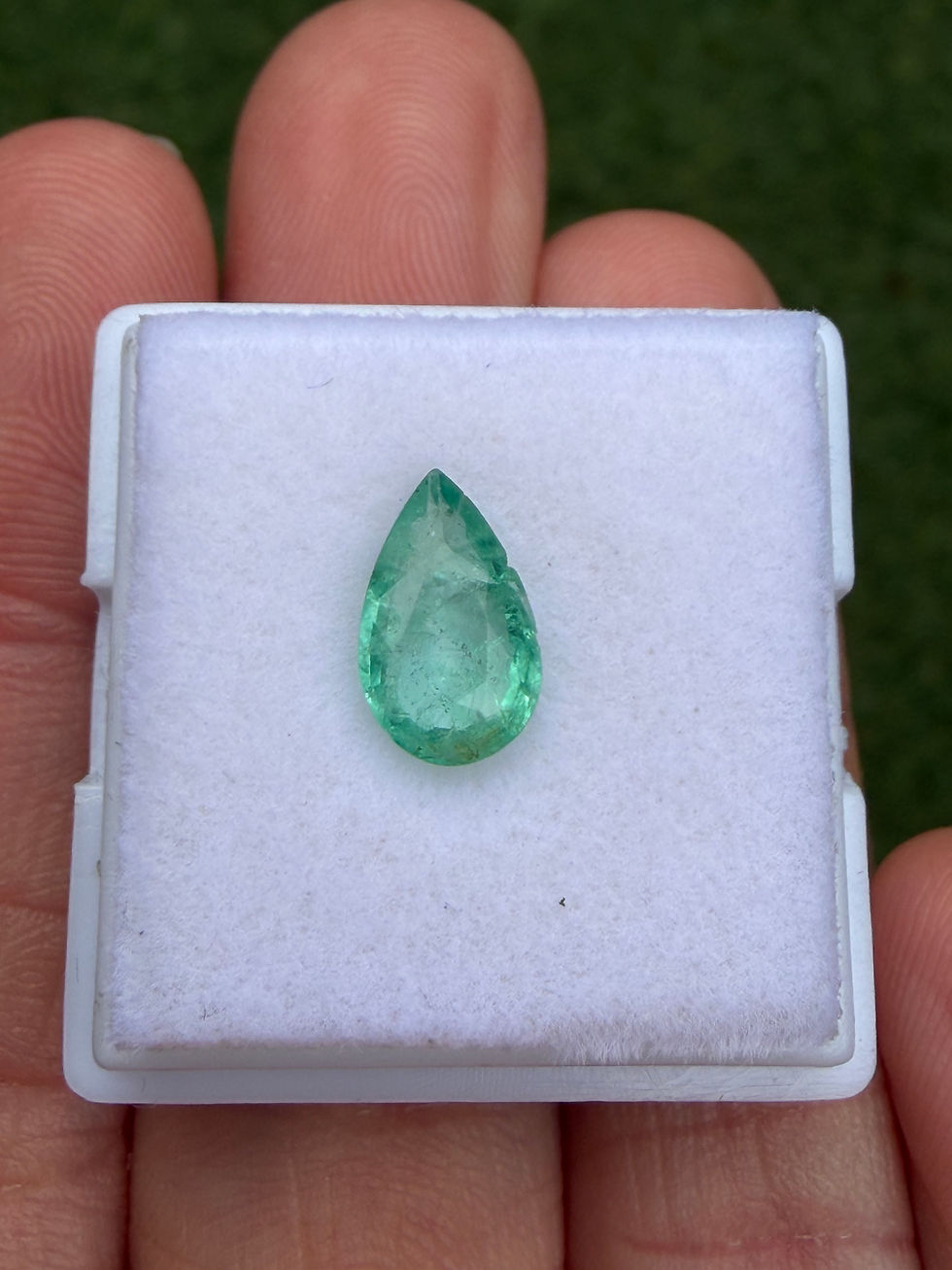 Miniatura: Esmeralda colombiana 1.27ct. 9.9x6.1x3.5mm. Corte gota. 