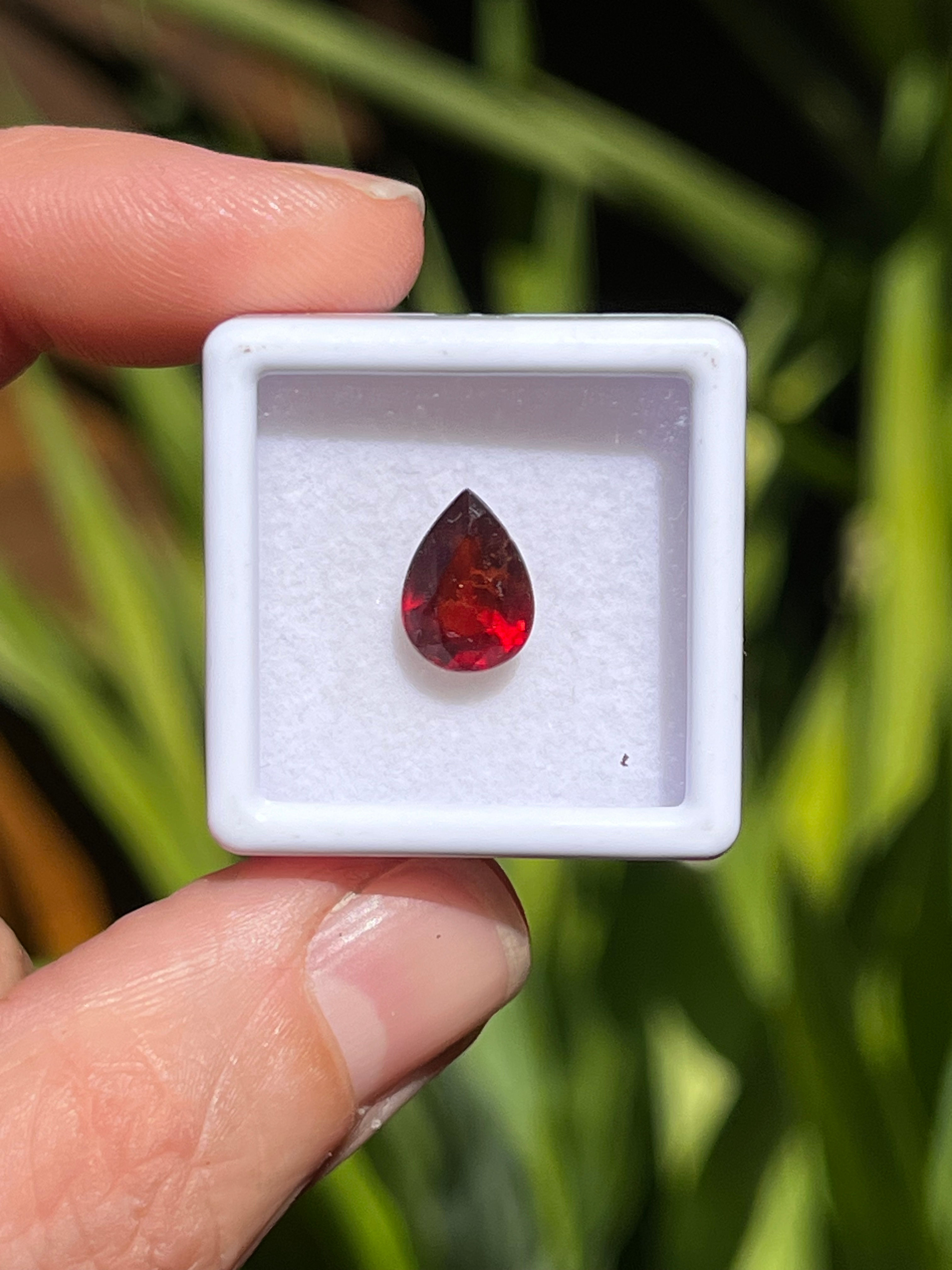 Espesartita granate 2.42ct. 10x7.3x4.7mm. Gota. África