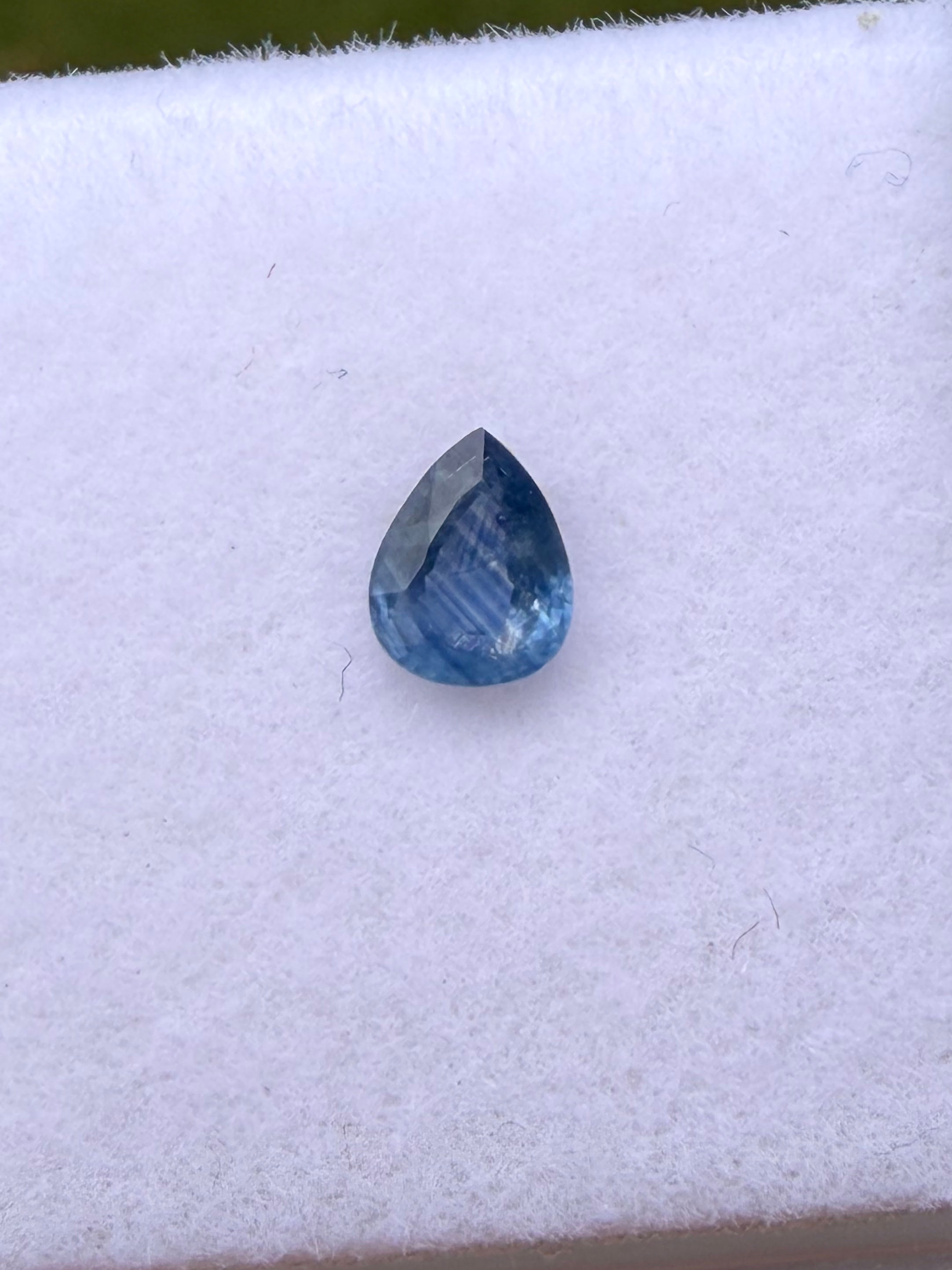 Zafiro azul Australiano 0.39ct. 5.0x4.0x2.3mm. Gota. Australia 