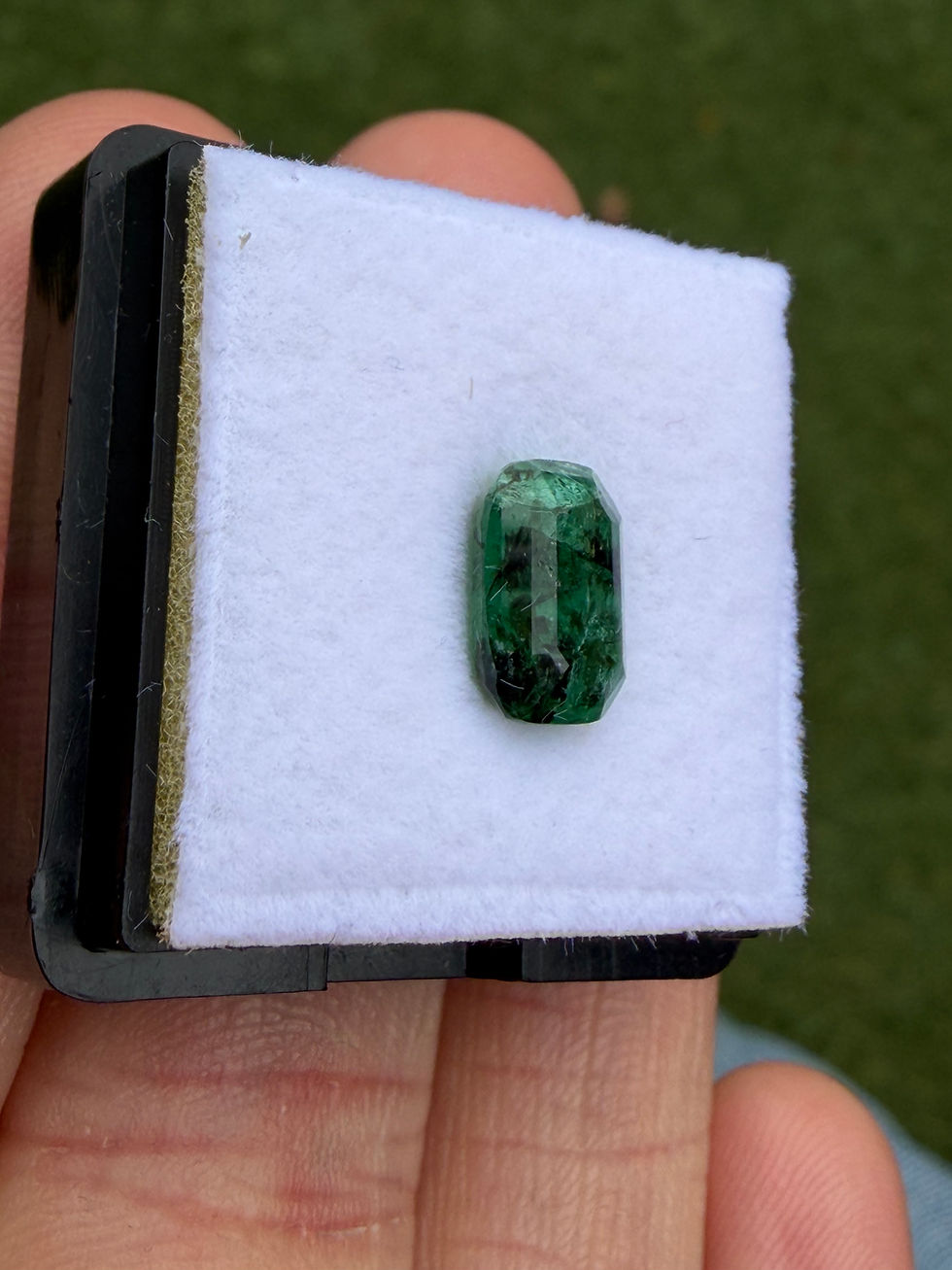Miniatura: Esmeralda Colombiana. 2.04ct. Medída: 9x6x5.2mm. Corte cojín. Colombia
