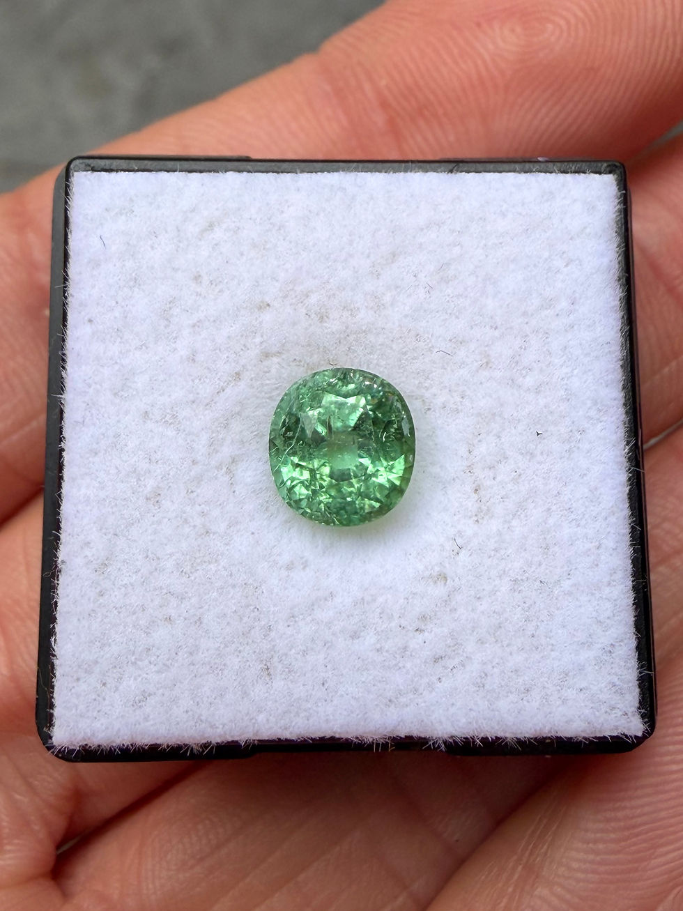 Miniatura: Turmalina Vivid Mint Green 1.81ct. 7.0x6.4x6.0mm. Ovalada. Mozambique 