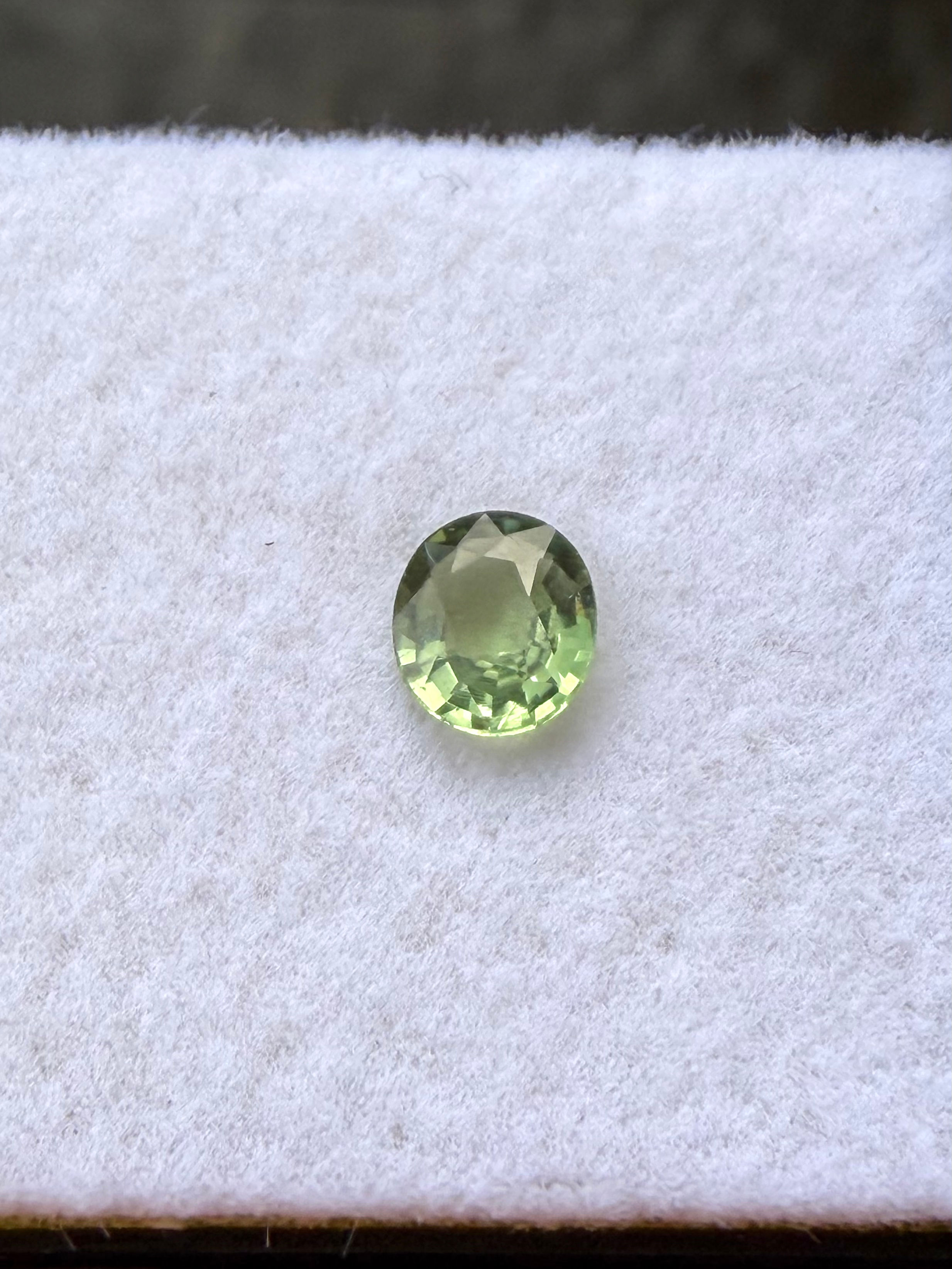 Turmalina Apple green 0.40ct. 5.5x4.5x2.4mm. Ovalada. Mozambique
