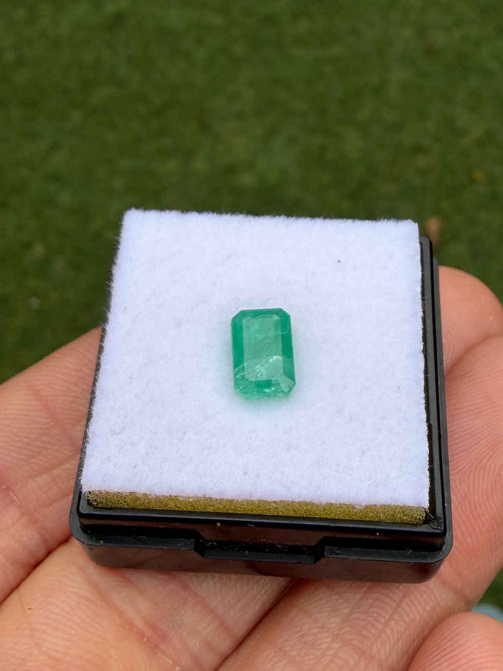 Miniatura: Esmeralda Colombiana 1.26ct. Medida: 7.6x4.7x4.3mm. Corte Esmeralda 