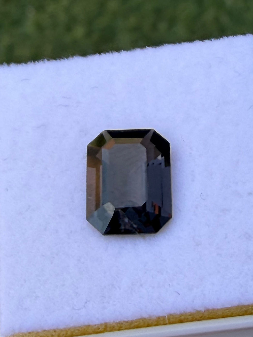 Miniatura: Espinela dark graphite 2.27 ct. 9.5x7.2x3.7mm. Corte Esmeralda. Myanmar 