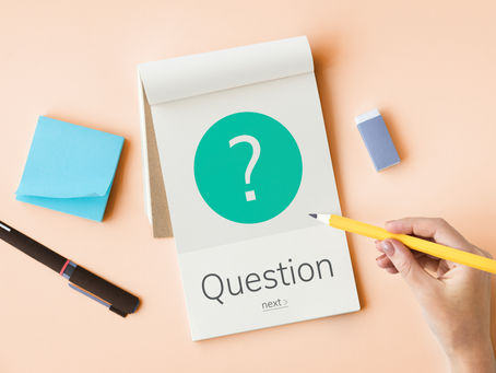 Image d'illustration : question, carnet de note, main qui écrit