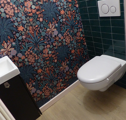 Rénovation de WC avec papier peint fleuri