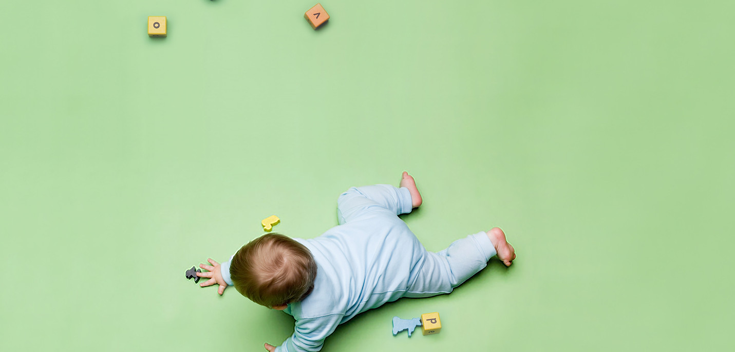 Bébé avec des jouets