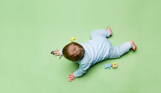 Baby mit Spielzeug