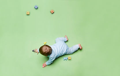 Bébé avec des jouets