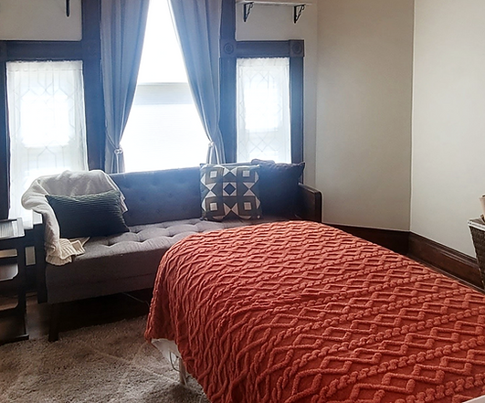 Therapeutic 60 minute massage.
Enough time to address a primary concern while letting the work expand where your body needs it.
Depending on your goals, this may be focused therapeutic work, a full-body treatment, or a session centered on stress and nervous system downshifting.
$120 per session