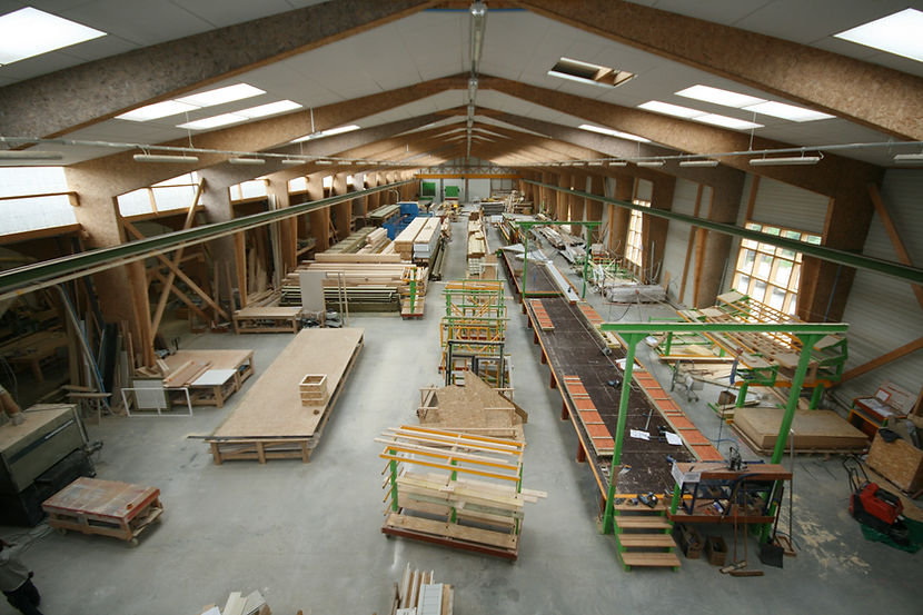 Atelier de construction de maisons en bois hors site, métal et charpente