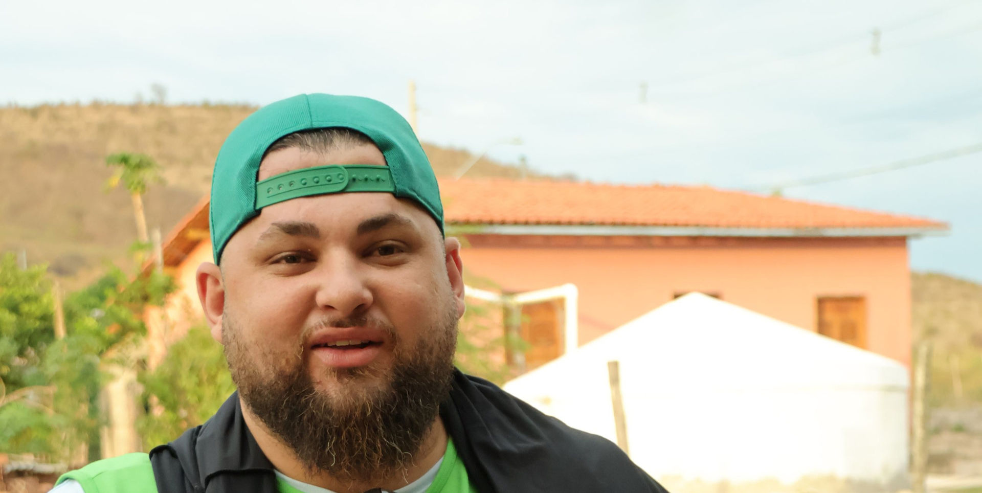 Henrique feliz indo tomar café