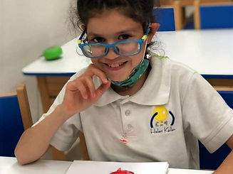 niña pintando_edited.jpg