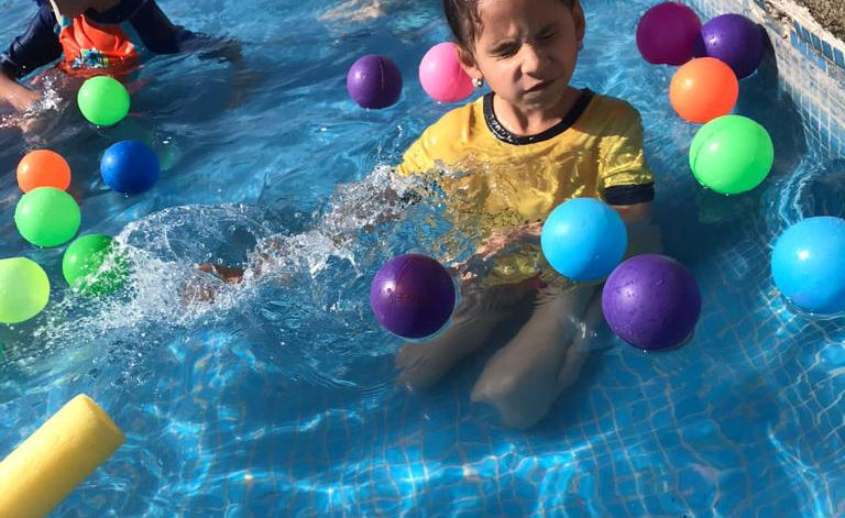 niña con discapacidad visual en alberca.jpg