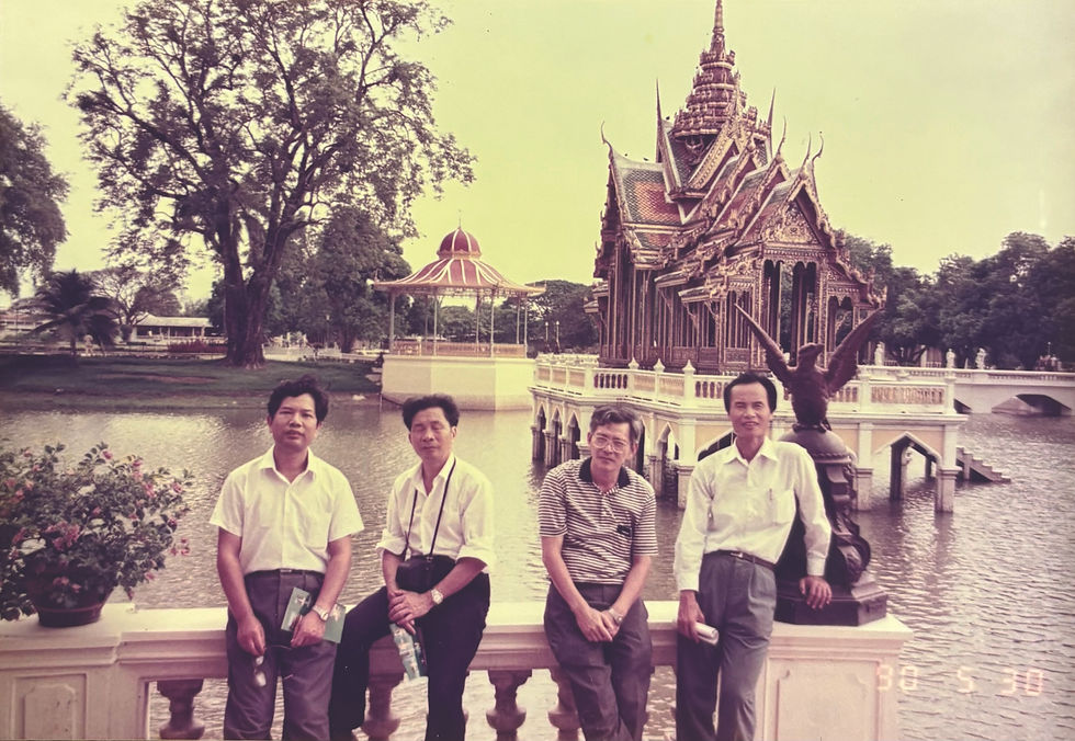 图1:梁桂元(左1)一行人在泰国寺庙前留影。