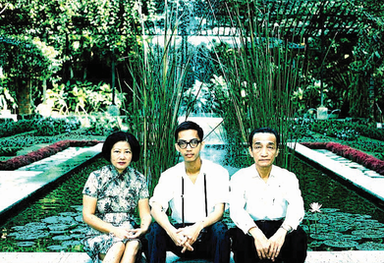 戴超与父亲戴淮清及母亲唐锦云在新加坡植物园