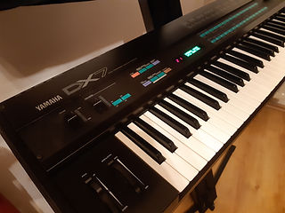Yamaha DX7 side