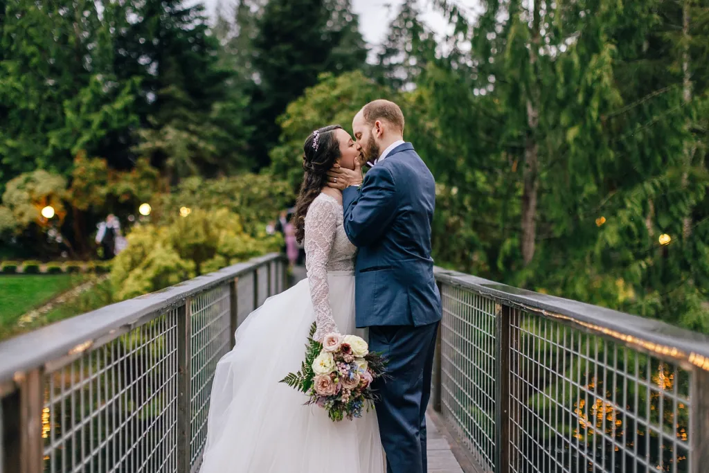 gray-bridge-venue-snohomish-wedding-photos-joanna-monger-photography-83.webp