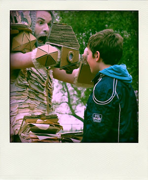 straattheater locatietheater manderaal koning van papier Paper Cuts verteltheater Jelle Van Rossem Griet Herssens street theatre