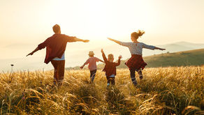 Ser feliz es una cuestión de actitud, más que de poseer o conseguir cosas. Además, cada uno de nosotros puede encontrar la felicidad en un contexto diferente, porque es algo muy personal. Pero cultivar nuestra actitud, siempre nos traerá cosas positivas.