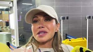 Chiquis regresa a la primaria donde estudió y hace gran donativo