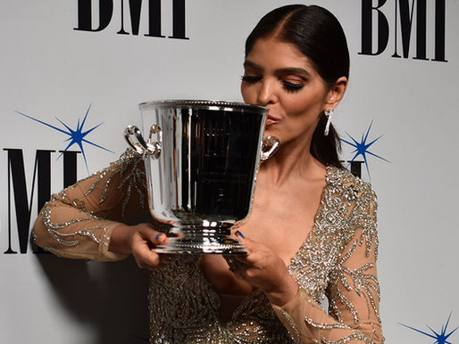 Ana Bárbara recibe premio BMI Latino