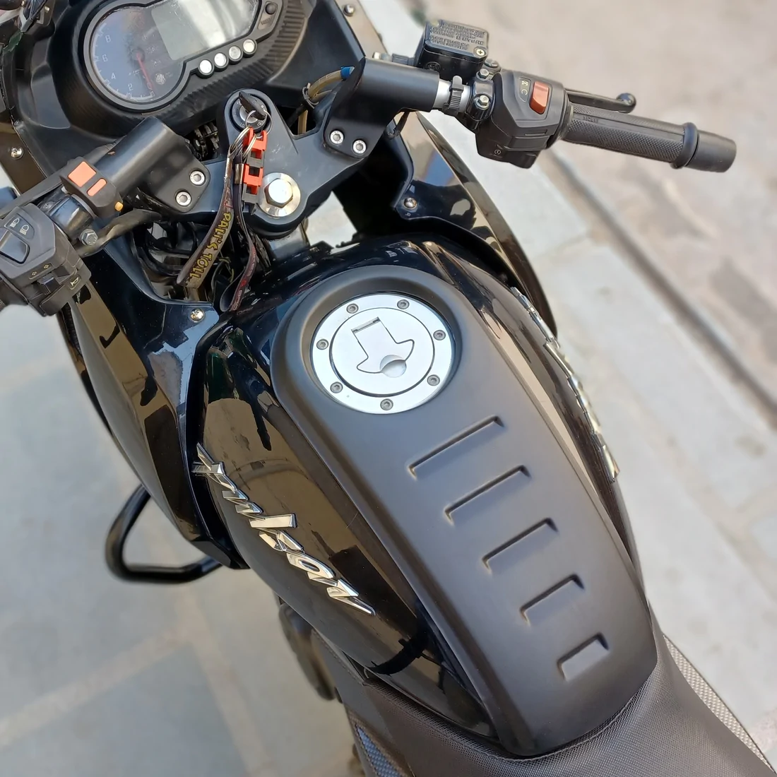 TankTie for Bajaj Pulsar 220