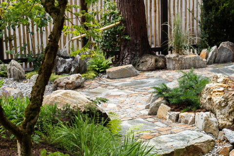 „Harmonischer Zen-Garten mit sorgfältig platzierten Gneis-Steine Pflaster und moosbewachsenen Felsen.“