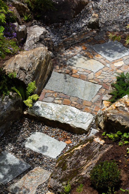 Weg aus grob behauenem Gneis-Natursteinpflaster durch einen harmonisch gestalteten Japan-Garten.