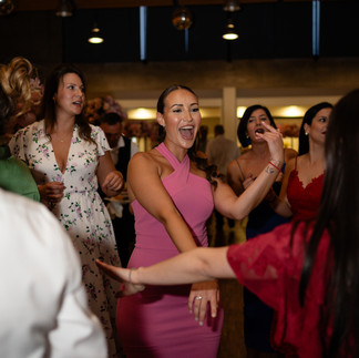 Tanzende Gäste genießen ausgelassen eine Party im Restaurant Föhrewäldli